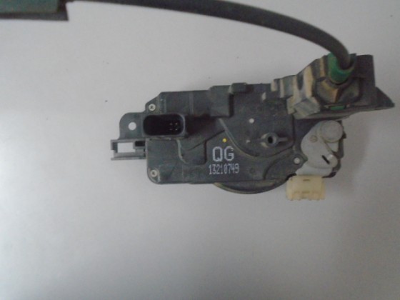Fecho da porta frente dto Opel Astra H GTC 3P refº 13210749QG - 174514